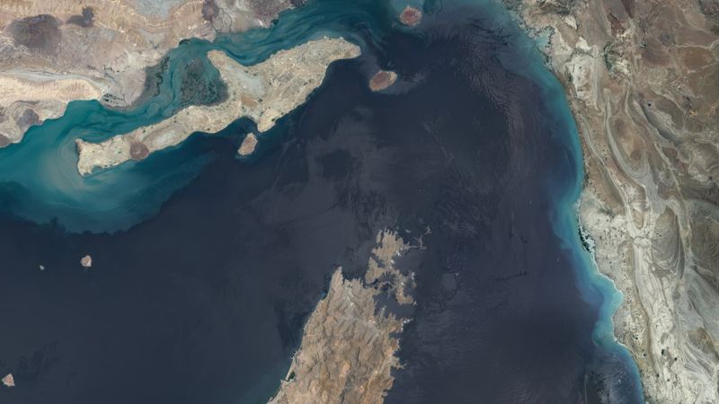 ایران: تنگه هرمز را در صورت کاهش فشار نظامی آمریکا باز می‌کنیم