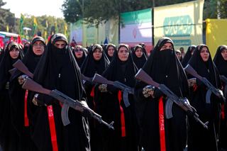 صدها هزار نفر در بزرگ‌ترین تجمع حامی دولت پس از آغاز جنگ در تهران گرد هم آمدند