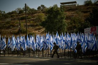 مستوطنون اسرائیلی کافه فلسطینی را با دهها پرچم محاصره کردند در «تهدید آشکار»
