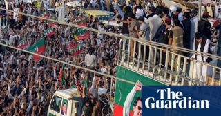 حامیان عمران خان راهپیمایی به سوی اسلام‌آباد تحت محاصره آغاز کردند