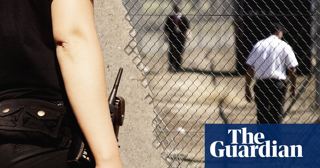 موج جدید خودکشی‌های ناموفق، مسمومیت‌های مخدر و آتش‌سوزی‌ها در مراکز بازداشت مهاجران استرالیا که توسط شرکت زندان آمریکایی مرتبط با آیس اداره می‌شود