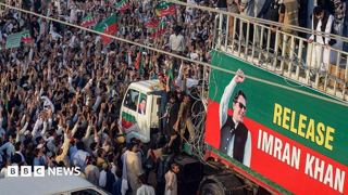 عمران خان: طرفداران نخست‌وزیر سابق زندانی به سمت پایتخت پاکستان راهپیمایی می‌کنند