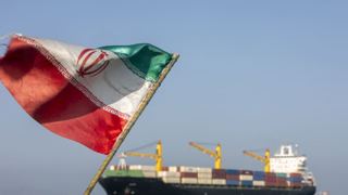 ترافیک در تنگه هرمز کاهش یافت پس از تهدید ایران به انتقام از حملات آمریکا