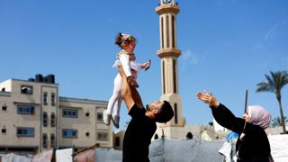 بسیان، نوزاد گزایه در اکوباتور، پس از دو سال به خانه بازگشت