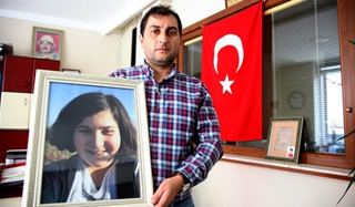 پدر و روزنامه‌نگاران در دادگاه به اتهام تحقیق درباره مرگ دختر ۱۱ ساله در ترکیه