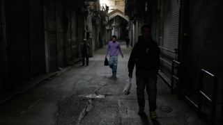 در جریان جنگ و تحریم‌ها، بسیاری از ایرانیان از کار افتاده و با سختی‌های روزمره روبرو هستند
