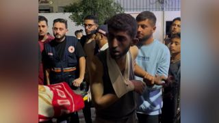 درد و رنج پدری پس از حمله هوایی اسرائیل به آپارتمان در غزه