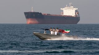 حملات بر نفتکش‌ها در تنگه هرمز به بالاترین سطح زمان جنگ رسید؛ ایران تلاش می‌کند صادرات نفت را مختل کند