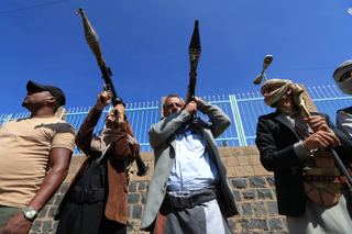 ستون دود بزرگ در فرودگاه ریاض پس از ادعای حوثی‌ها درباره حمله موشک بالستیک