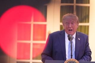 ترامپ دستور می‌دهد به‌طور فوری به CNN، MSNBC و Politico اجازه ورود به کاخ سفید را ندهد
