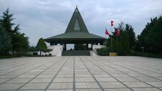 ترکیه: رئوس‌جمهور ترکیه، رجب طیب اردوغان، دستور به خاکسپاری مجدد ایسمیل نامیک گدیک را صادر کرد. گدیک وزیر کشور در دوران پوگرام ۱۹۵۵ استانبول بود که در حین بازداشت در پی کودتای ۱۹۶۰ درگذشت. دولت او را قربانی کودتا می‌داند.