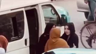 زنی در افغانستان در برابر پلیس اخلاق طالبان مقاومت می‌کند