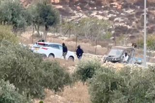 در کرانه باختری اشغالی، شهرکنشینان کاروان دیپلماتیک اروپایی را هدف قرار دادند و شهردار فرانسوی را کتک زدند