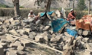 حمله هوایی پاکستان به اردوگاه قربانیان زلزله در کنار