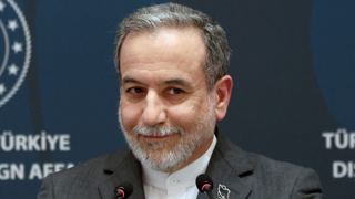 وزیر خارجه ایران لبخند می‌زند در پاسخ به سوال درباره اعدام ۹۰۰ ایرانی