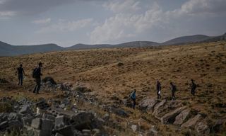 حداقل ۱۷ مهاجر افغان در نزدیکی مرز ایران بر اثر تشنگی جان باختند