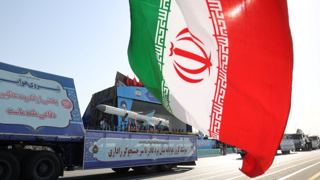 مذاکره‌کنندگان برای بازگشت مذاکرات صلح، ایران را برای concessions در برنامه هسته‌ای تحت فشار قرار می‌دهند