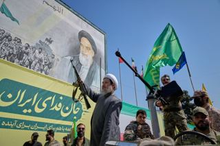 ولی‌فقیهان جمهوری اسلامی ایران به رهبری انقلاب، شهروندان آمریکایی را برای راندن متحدان دونالد ترامپ از قدرت تشویق کردند